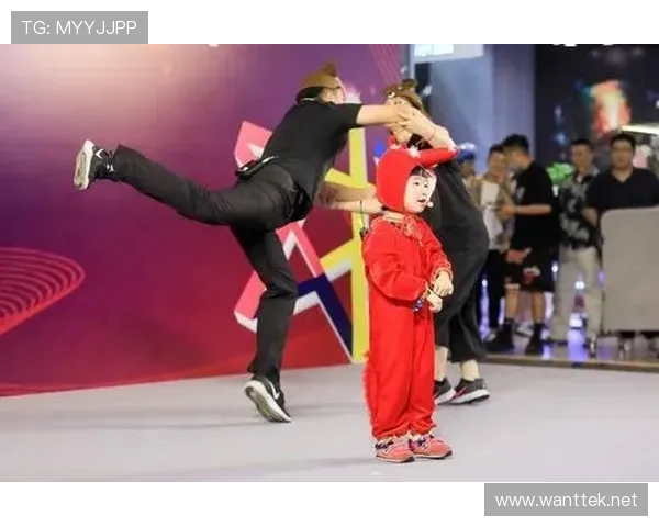 孙悦家里电视都不用买了吧，篮球场上演家庭大片呢？