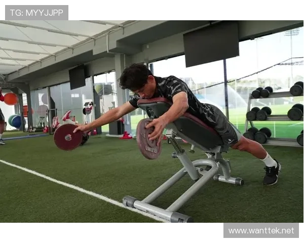 王燊超穿着限量球鞋拎着菜篮子回家，隔壁大妈看得一脸懵